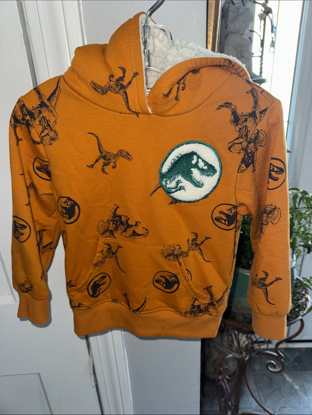 Jurassic World Universal Studios Sherpa Lined pullover hoodie dinosaur emblem 3T